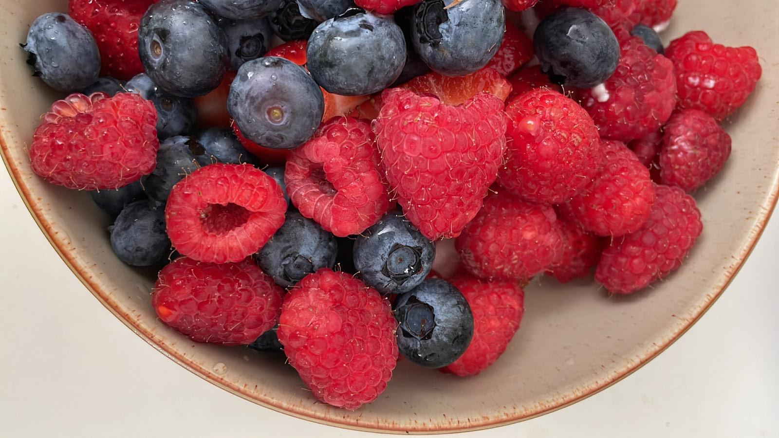 Ein Bild von gemischten Beeren in einer Schale.