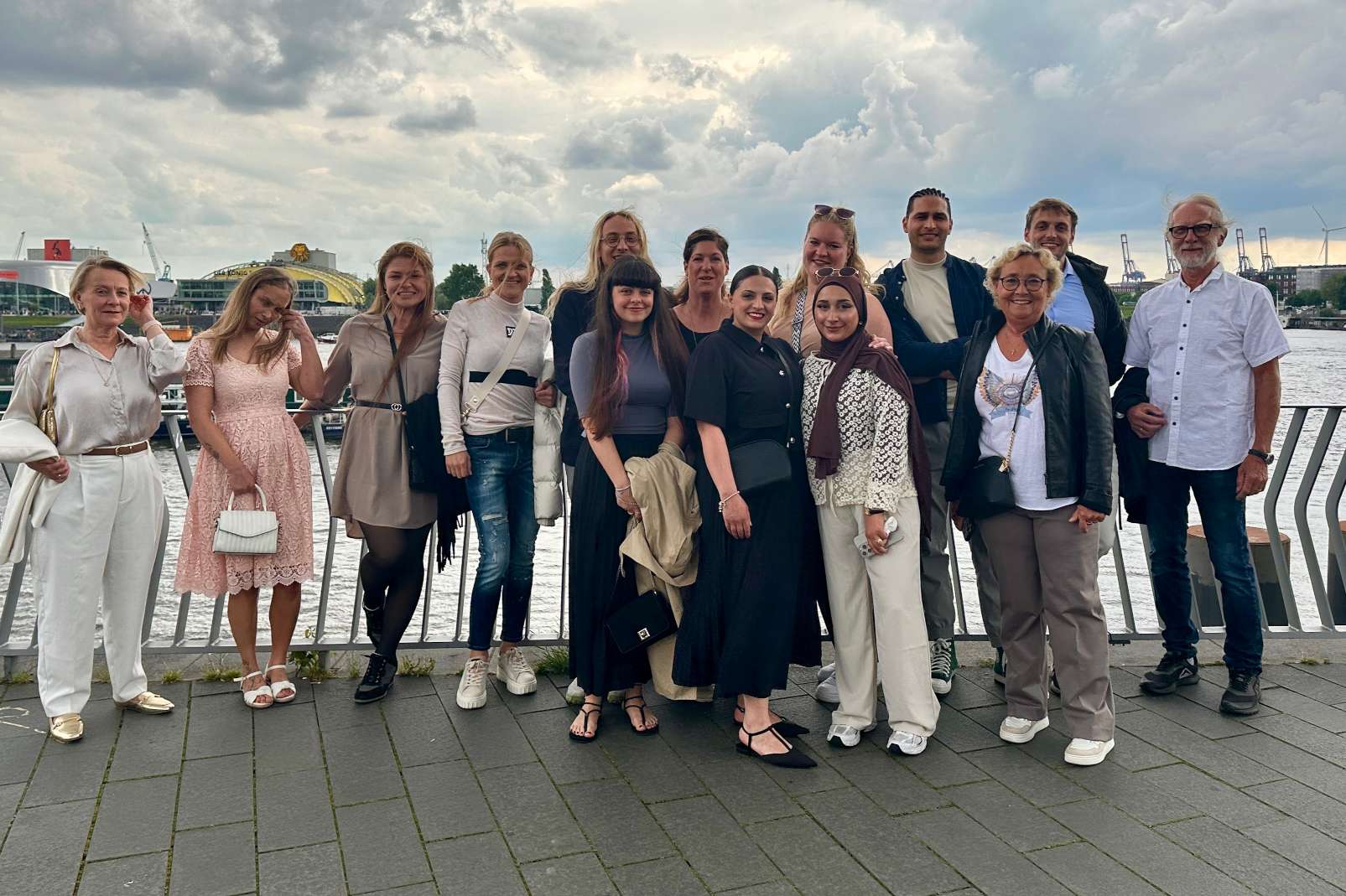 Gruppenfoto des gesamten Teams in Hamburg auf der Fähre zum Musical König der Löwen